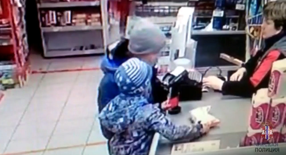 В Омске двое детей заплатили за чипсы и конфеты с помощью чужих банковских карт