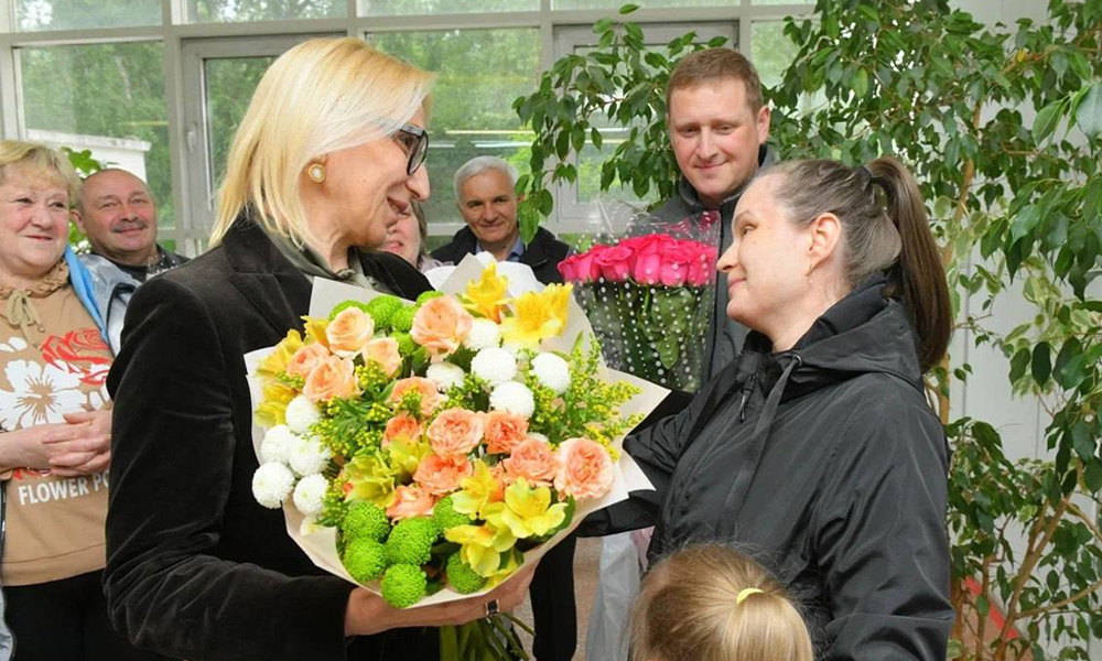 Ирина Варнавская поздравила многодетную семью участника СВО