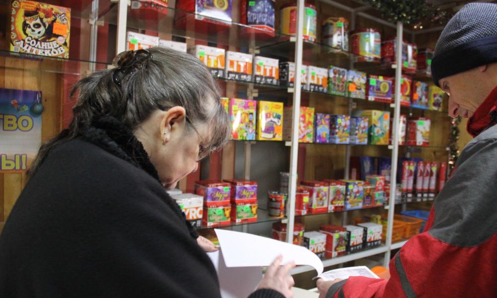 Омские спасатели проводят рейды по точкам продажи пиротехники