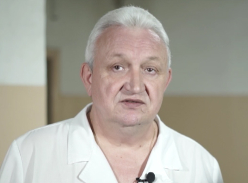 Врачи рассказали о состоянии здоровья спрыгнувшего на забор омского школьника