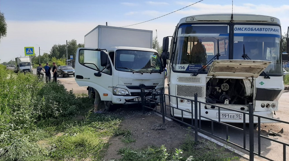 В Омске ПАЗ с 8 пассажирами врезался в легковушку и грузовик