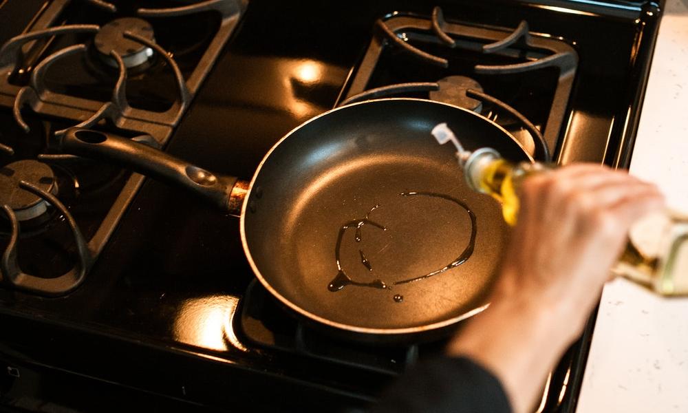 В Омской области мужчина ранил супругу сковородкой 