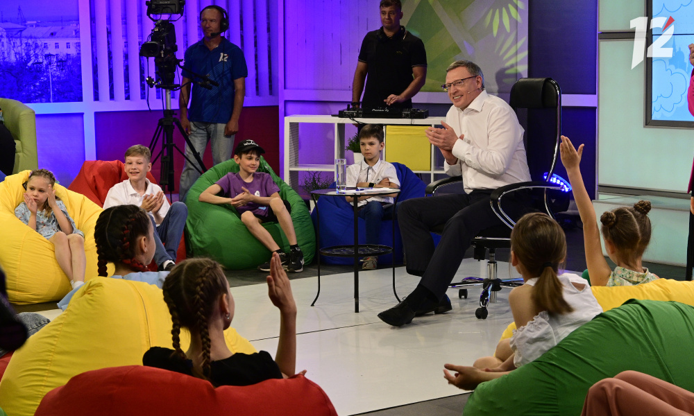 «Хорошего настроения, счастья»: Александр Бурков поздравил юных омичей