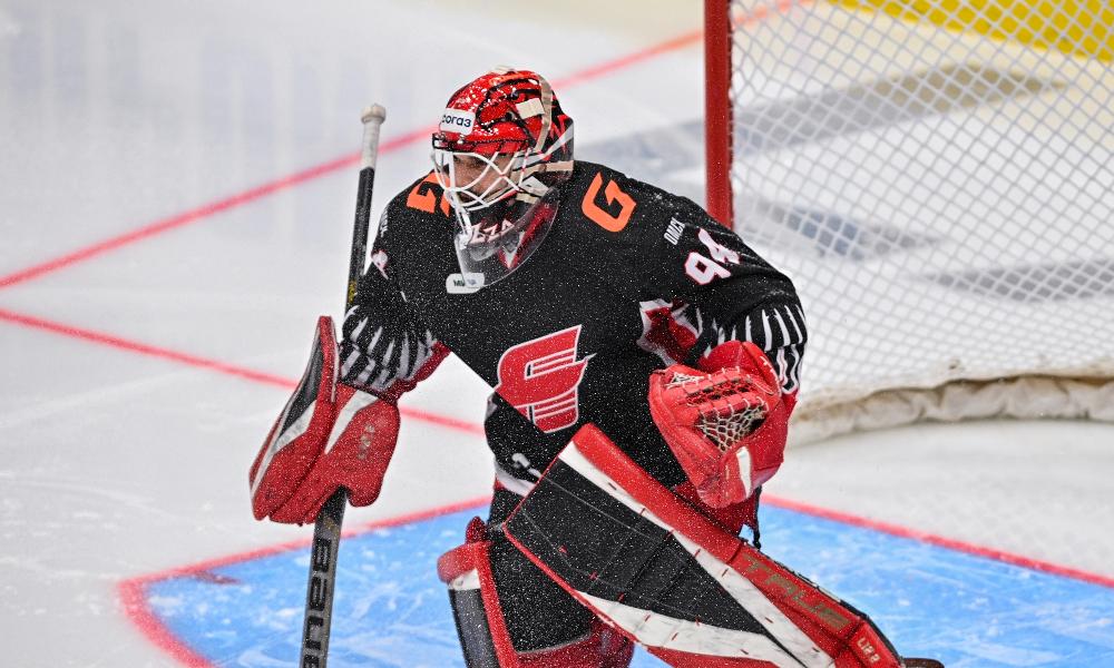 Вратарь «Авангарда» Василий Демченко получил травму в матче с «Барысом»