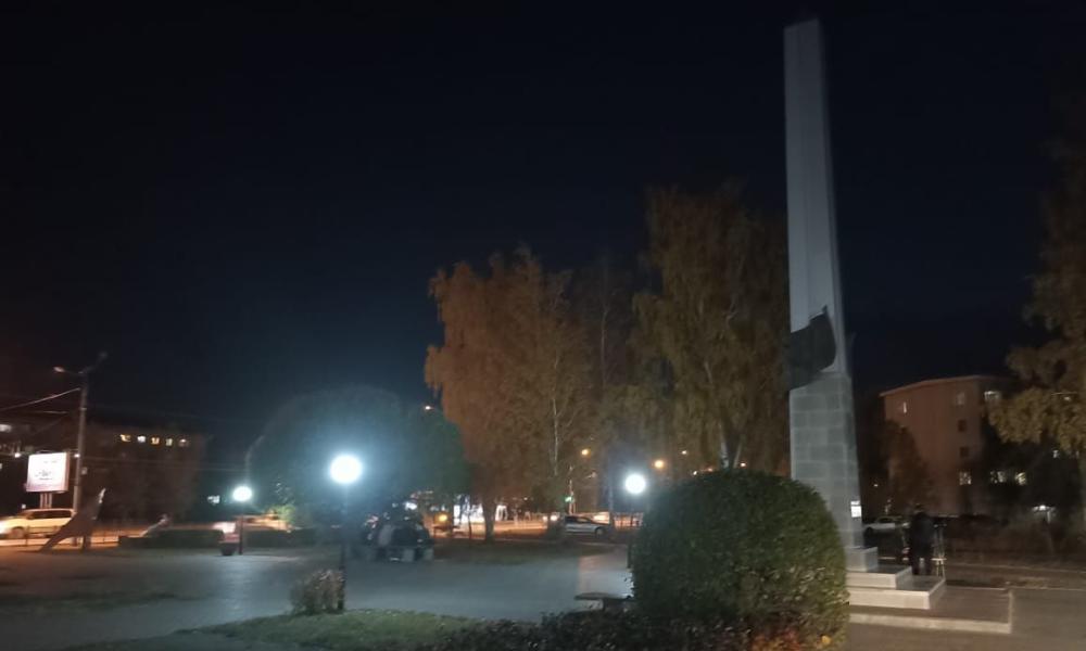 В омском сквере Крылатое братство появилось уличное освещение 