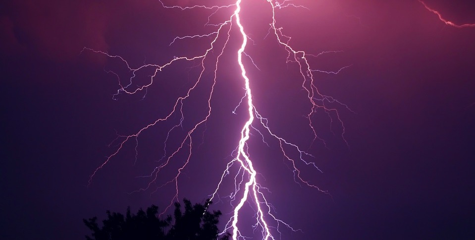 На Омский регион надвигается гроза и шквалистый ветер