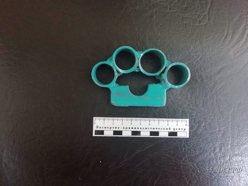 Омич сломал знакомому нос самодельным кастетом