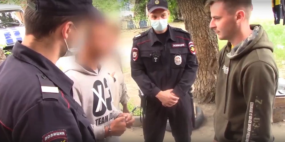 Резал отчима и мечтал стать рэпером: подробности уголовного дела школьника, который с ножом напал на омича на 5-й Чередовой