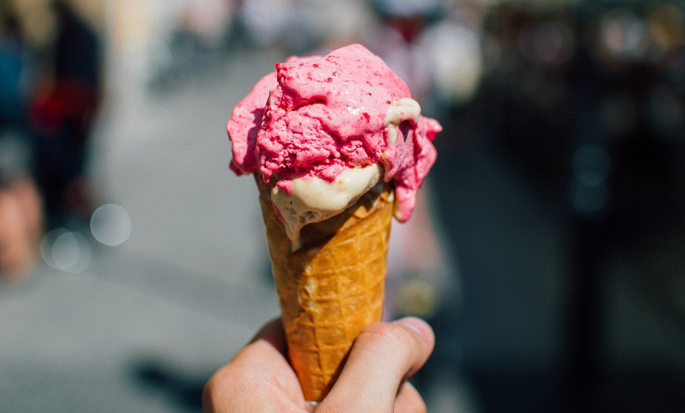 В Омском цирке детей, приехавших из Колосовки, угостили мороженым 