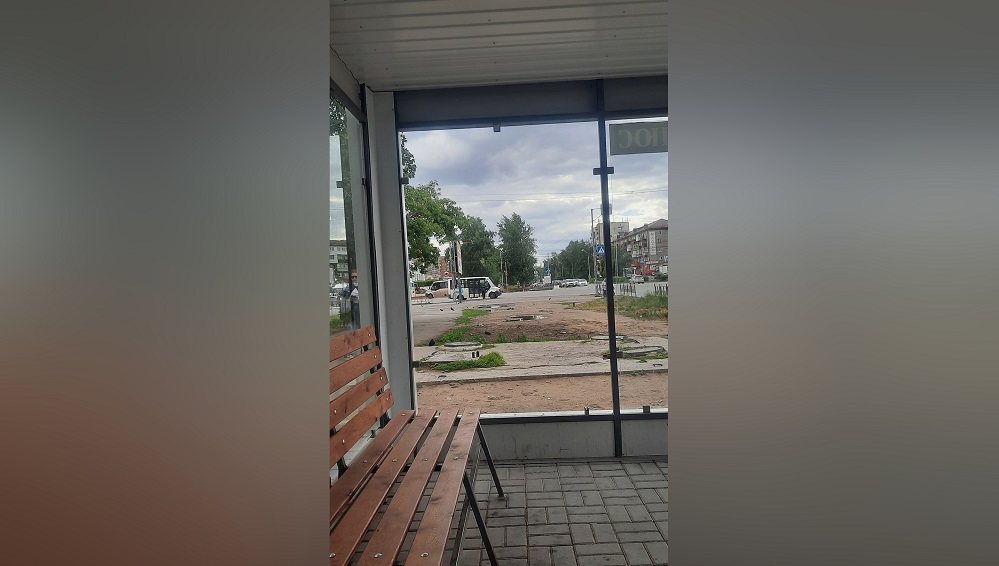 Омичи пожаловались на вандалов, которые разбили стекло в остановочном павильоне 