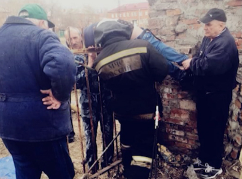 Омские следователи возбудили уголовное дело по факту падения школьника на забор