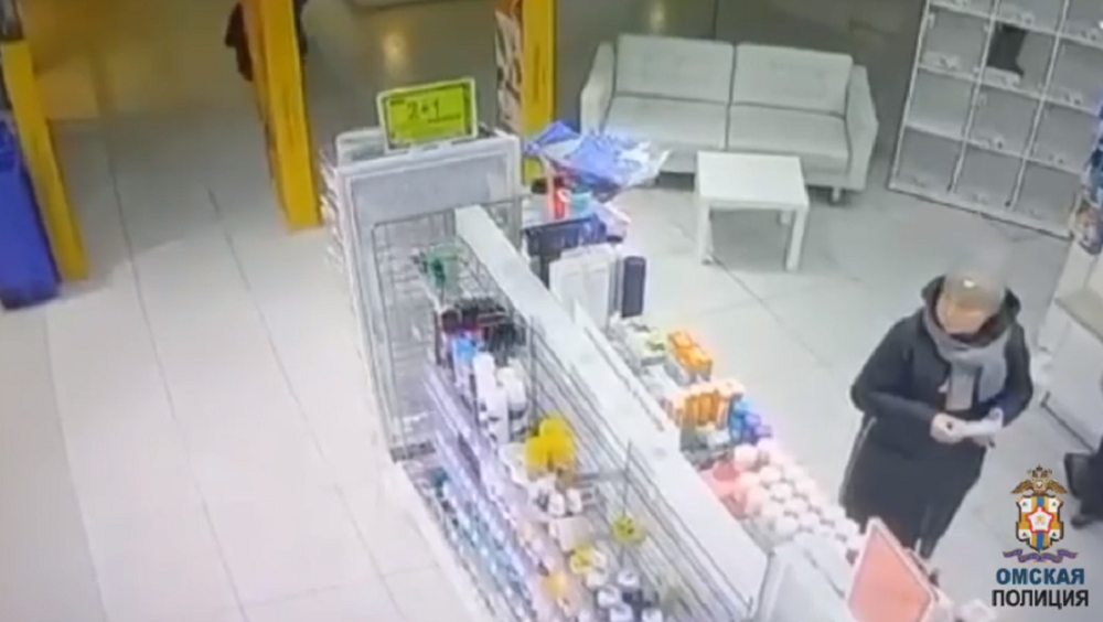 Омская полиция разыскивает женщину, которая оплачивала покупки чужой картой