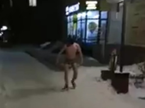 В Омске неадекватный парень бегал по улице голым, а потом напал на продавщицу