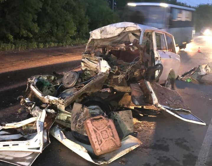 В Омске водитель "Москвича" погиб после столкновения с двумя Toyota и ПАЗом