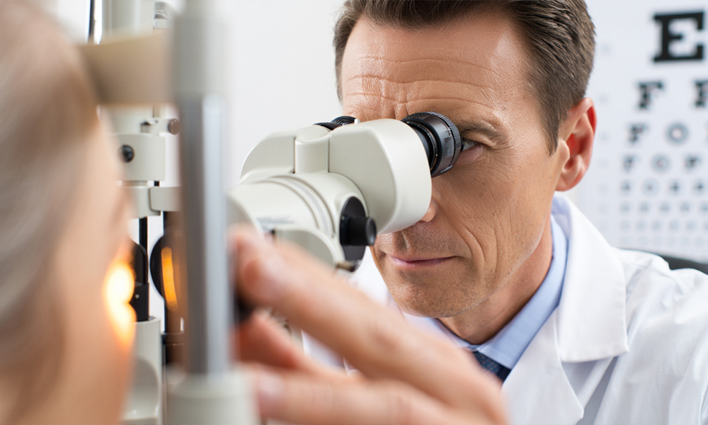 Омские врачи восстановили зрение пациентке из Казахстана после сложной операции