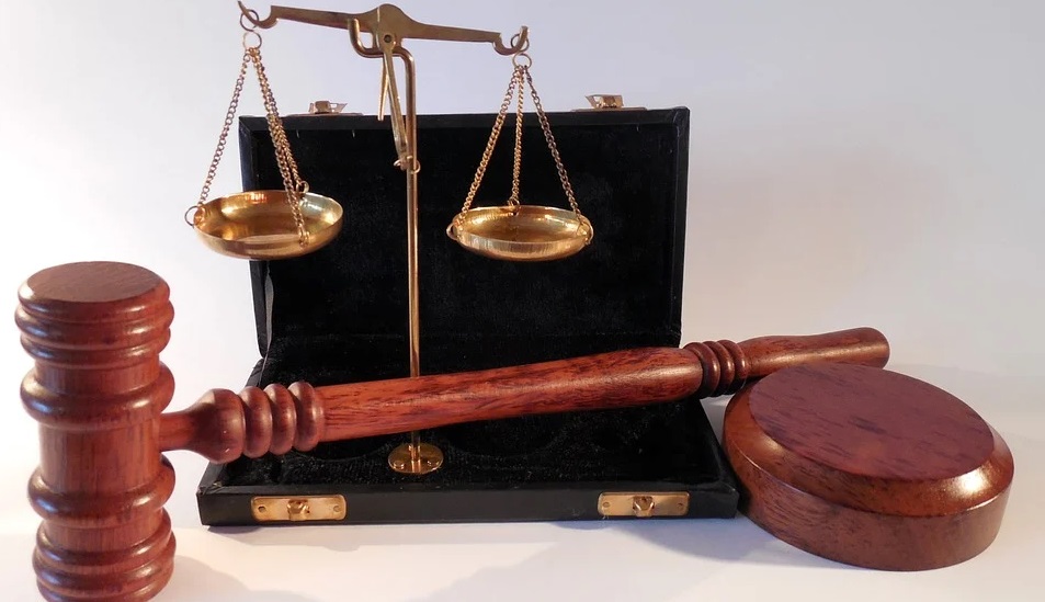 Прокуратура выявила, что глава Полтавского района незаконно получил 1,3 млн рублей премиями