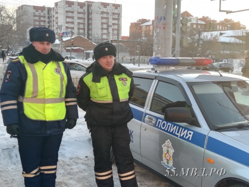 Полицейские обнаружили в центре Омска маленького ребёнка без шапки и варежек