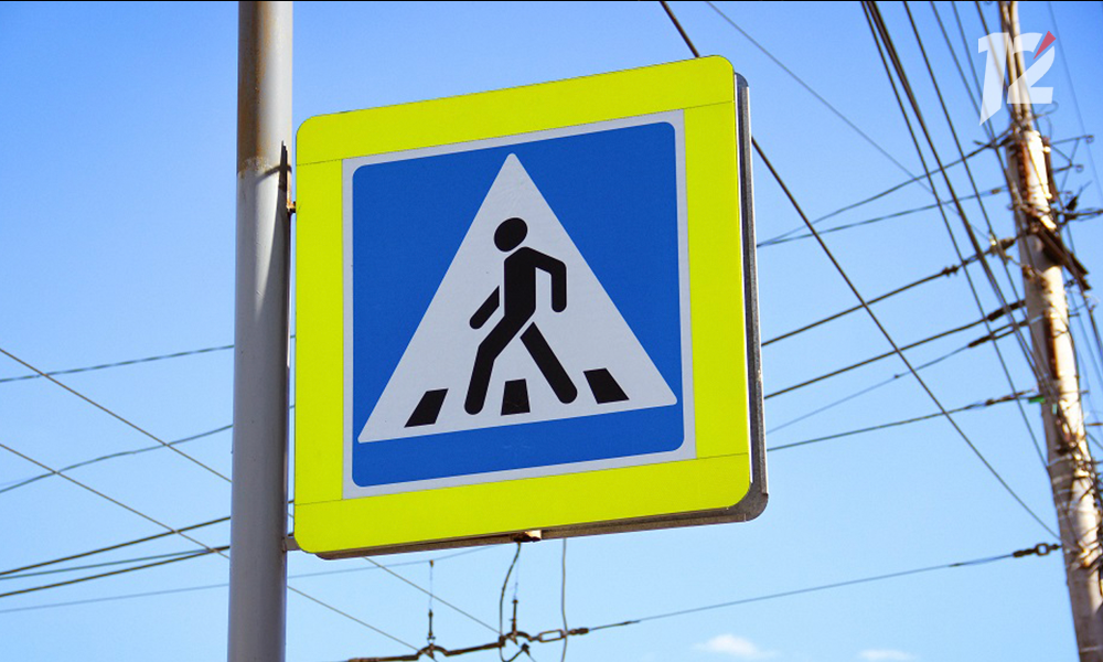 В Омске иномарка сбила ребёнка, который пытался перебежать дорогу по пешеходному переходу 