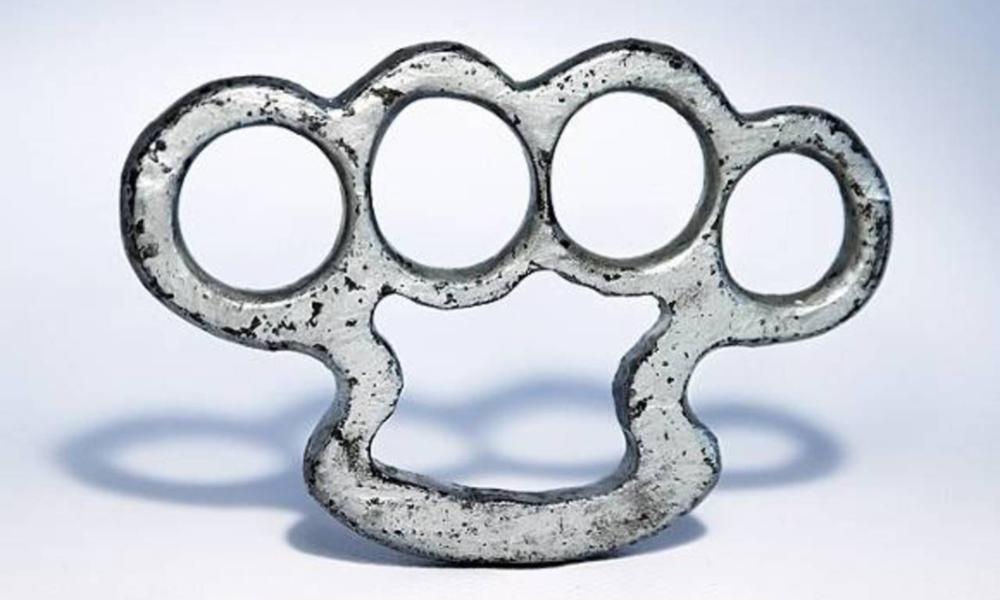 Для самообороны: омича задержали за изготовление кастета 