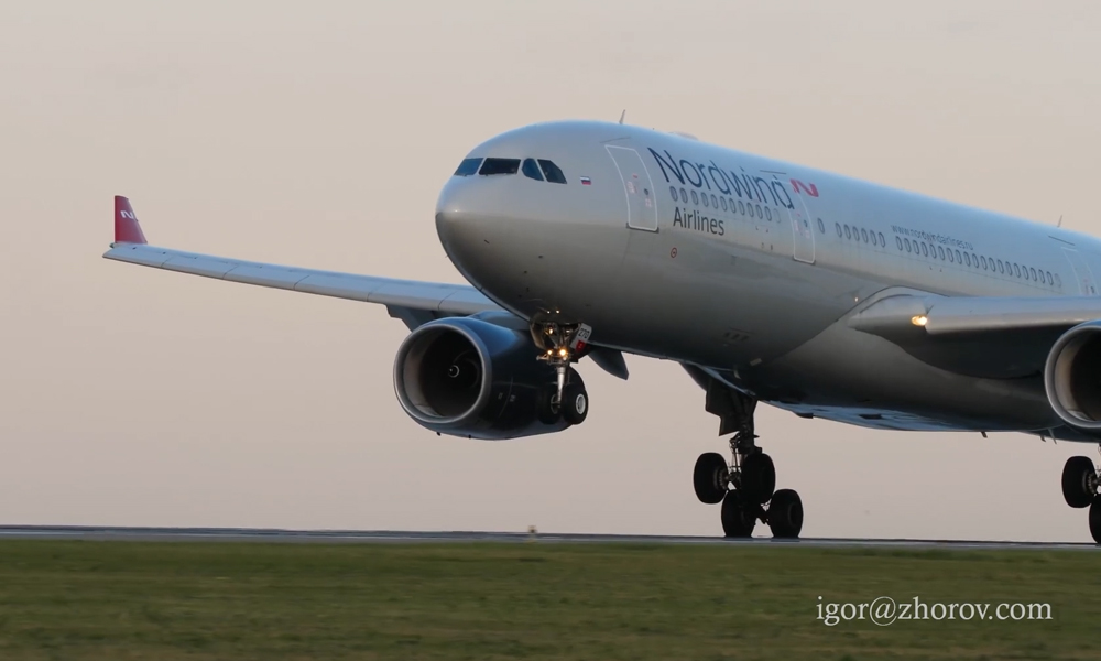 В Омском аэропорту впервые приземлился широкофюзеляжный лайнер