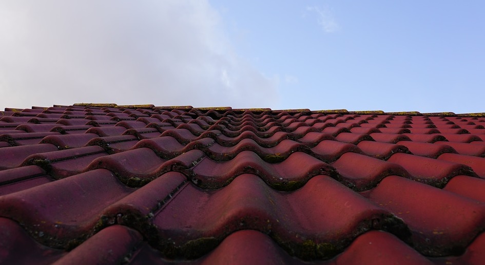 В Омске на ул. Масленникова рабочий упал с крыши и разбился насмерть