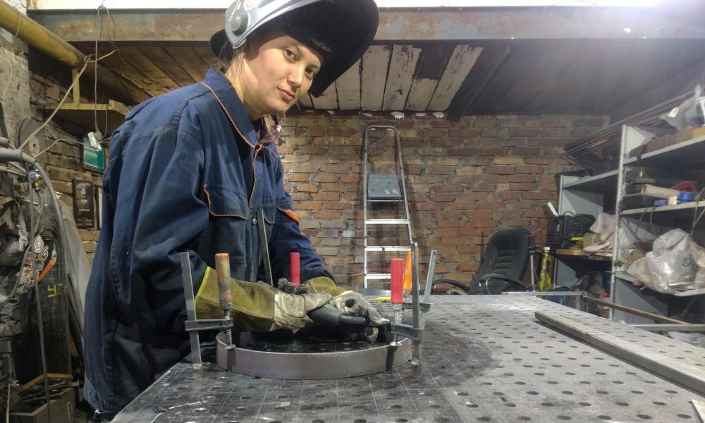 Омичка Эльмира Казакова нашла своё призвание в сварке