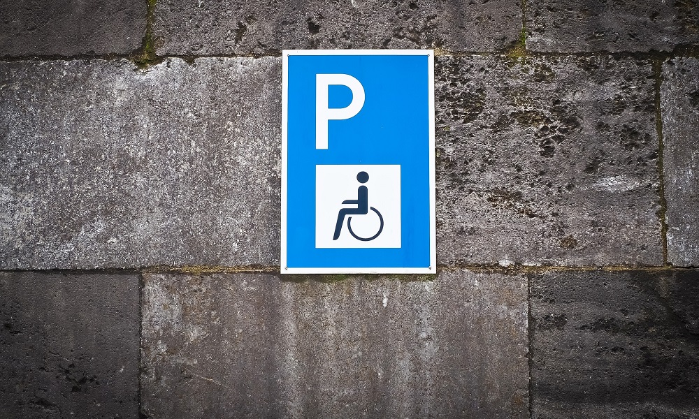 Омского 72-летнего дворника, который трубой ударил мужчину по голове, признали виновным