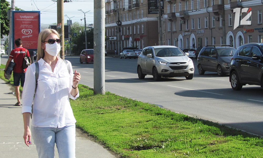 Омичам напомнили, что вакцинация не повод не носить маску 
