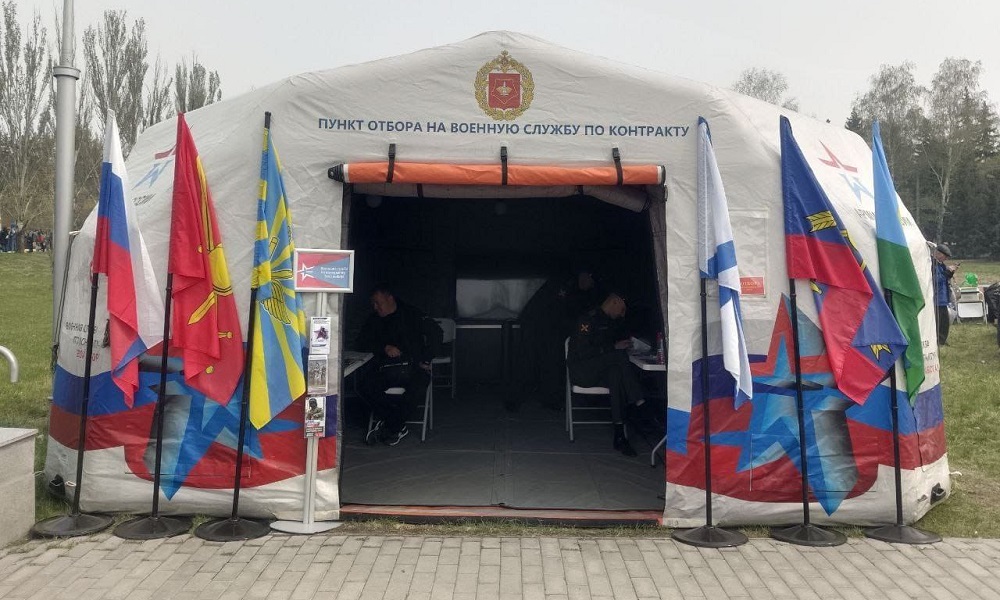 Мэр Омска рассказал, где на этой неделе будет работать пункт приёма на службу по контракту