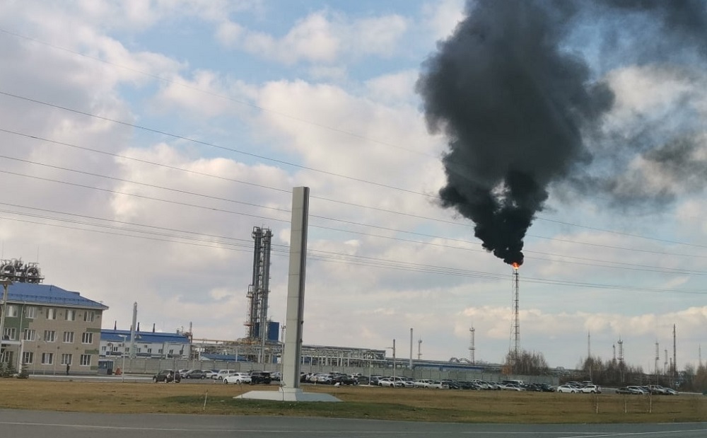 На "Полиоме" и в минприроды прокомментировали чёрный дым, который взволновал омичей
