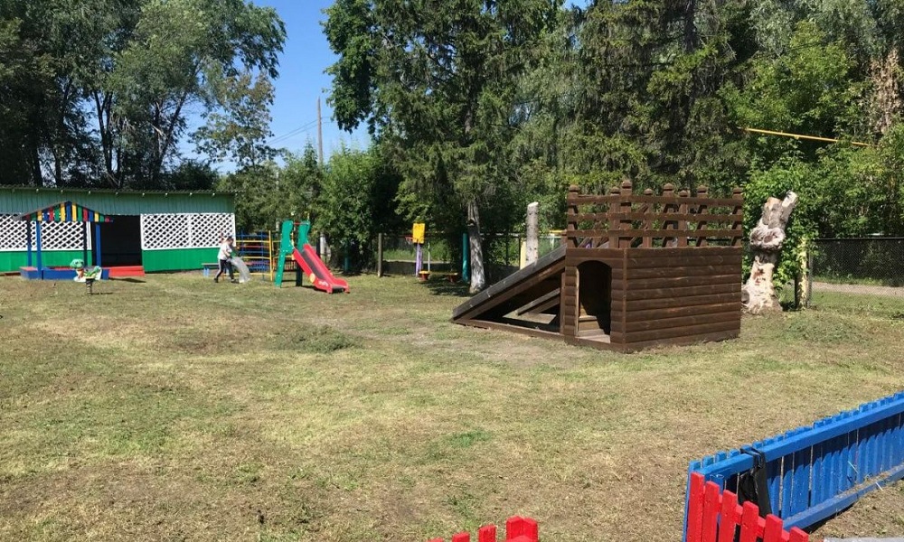 К новому учебному году на территории детского сада в Омском районе провели уборку