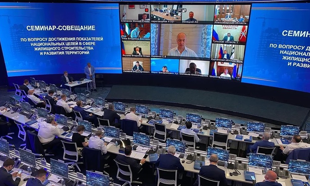 Губернатор Омской области прилетел в Москву на совещание с вице-премьером РФ и первым замглавы администрации президента