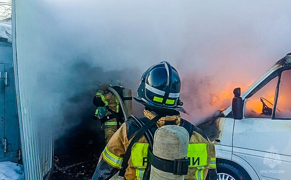 В Омске на улице Рокоссовского загорелись гараж и машина