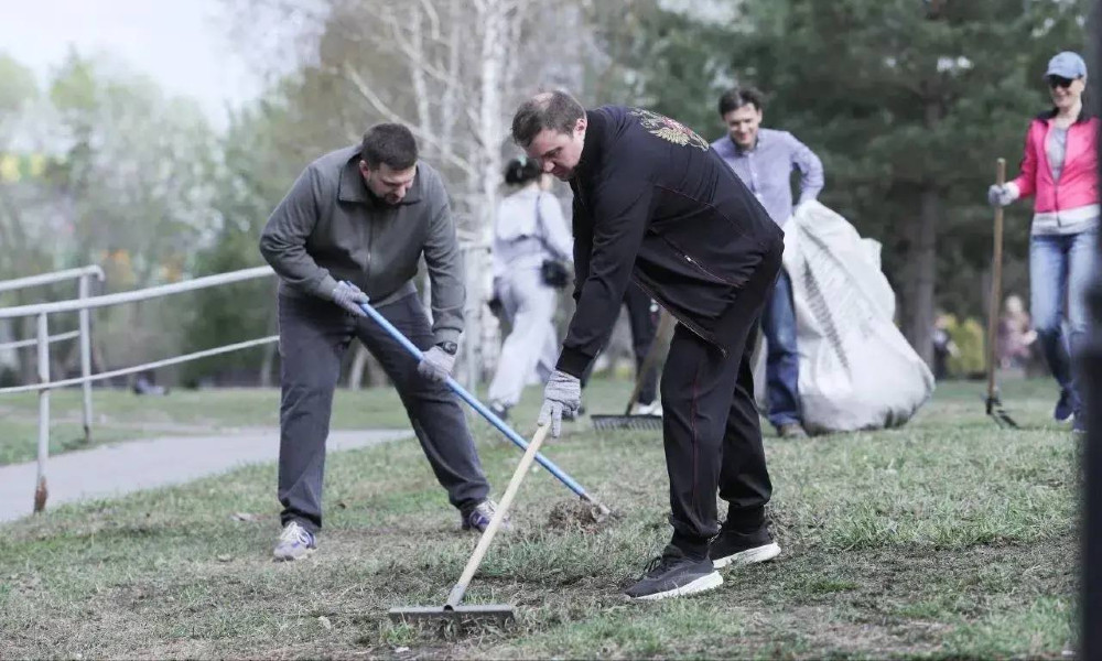 Виталий Хоценко принял участие в субботнике на бульваре Победы