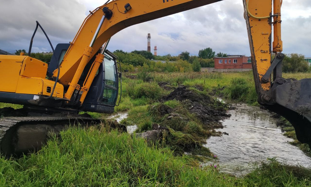 В Омске на улице Луначарского обустроили дренажную канаву