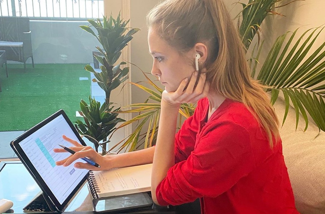 Модель из Омска Влада Рослякова помогает застрявшим в США россиянам