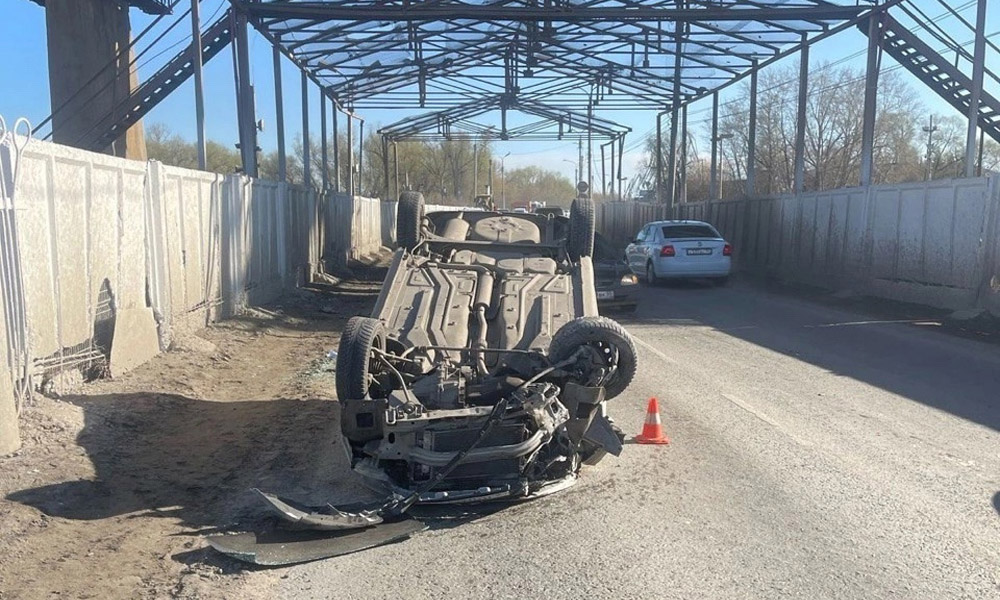 В Омске произошло ДТП, в результате которого опрокинулся автомобиль