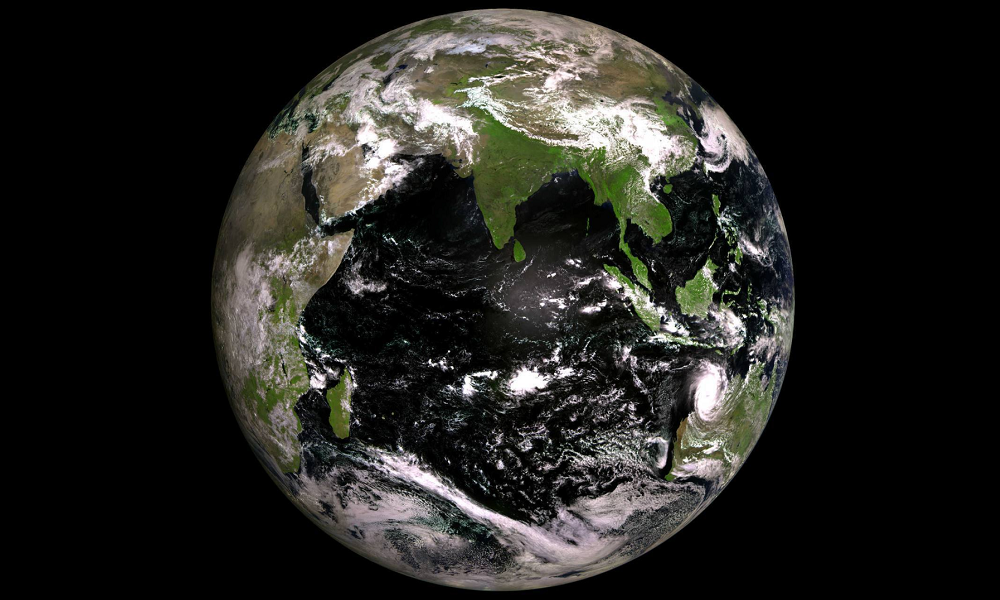 Роскосмос опубликовал новое фото нашей планеты в честь Дня Земли 