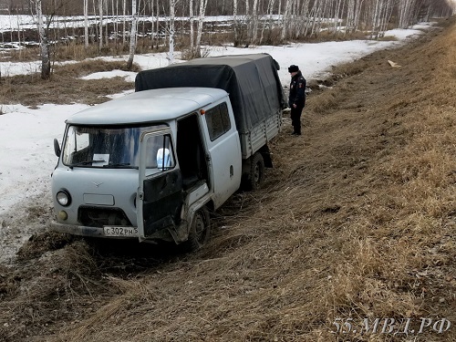 В Омской области бродяга, выпив водки с могилы, угнал автомобиль с кладбища