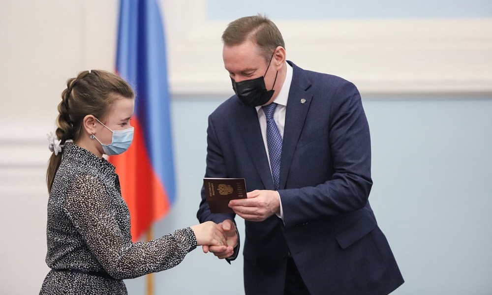 Сегодня 27 юных и талантливых омичей получили свои первые паспорта