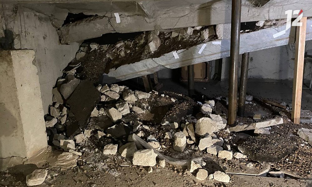 В Омске на крыше 16-этажного дома на Лукашевича частично обрушилась плита перекрытия кровли