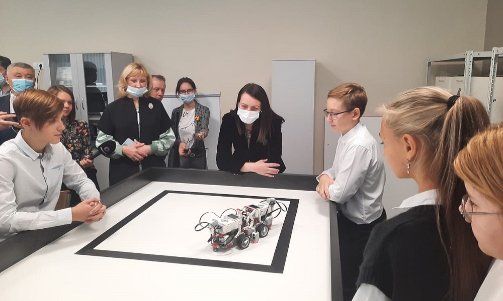 Мэр Омска посетила первый технопарк для детей на базе школы