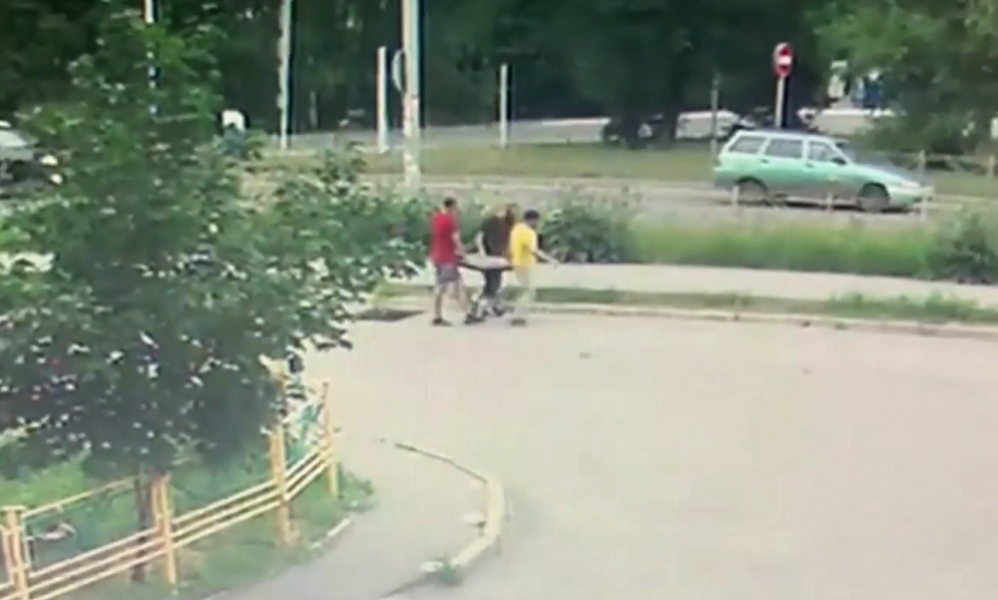 В Омске трое мужчин украли решётки с ливнёвок, чтобы на вырученные от их продажи деньги купить наркотик 