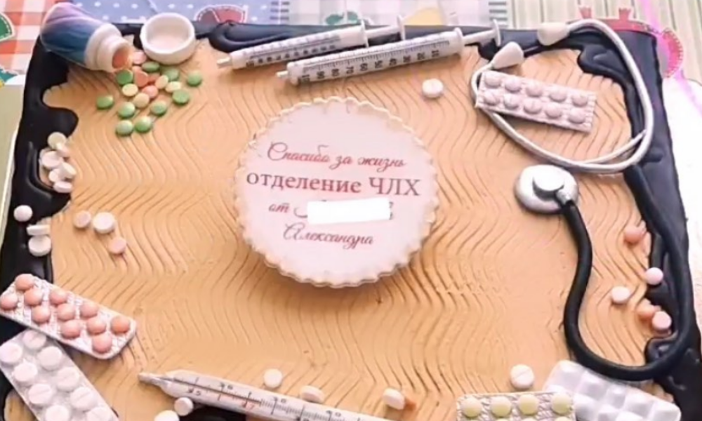 Благодарный омич подарил врачам большой торт 