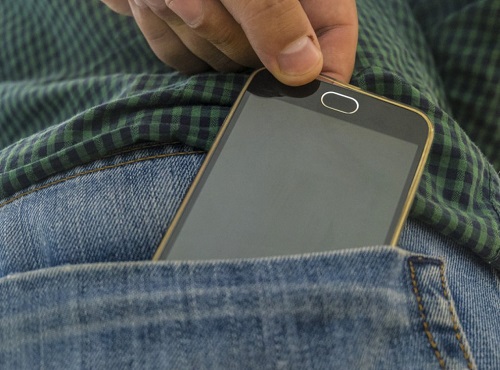 Карманник вытащил телефон у омича, стоящего на остановке 