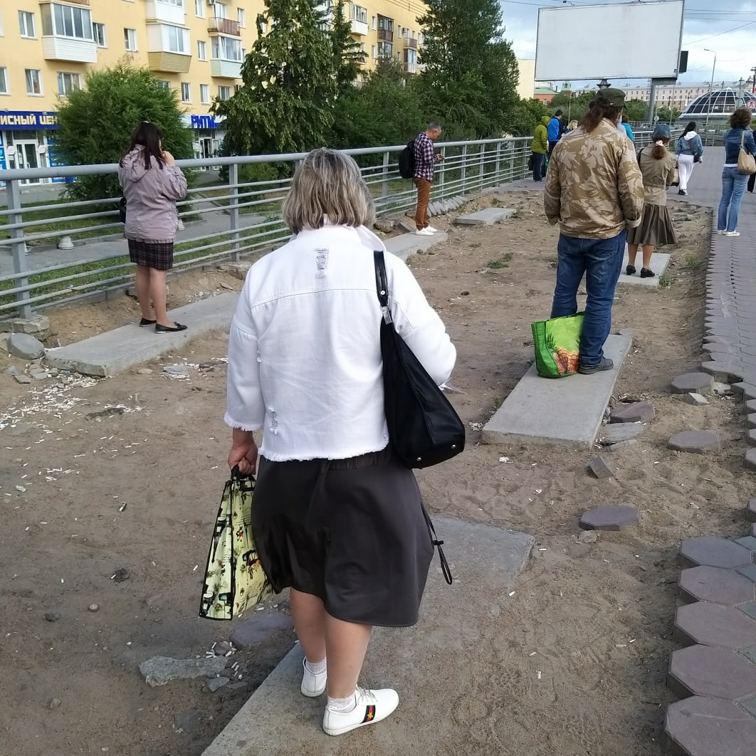 В администрации Центрального округа рассказали, почему разобрали тротуар на остановке "Дом Туриста"