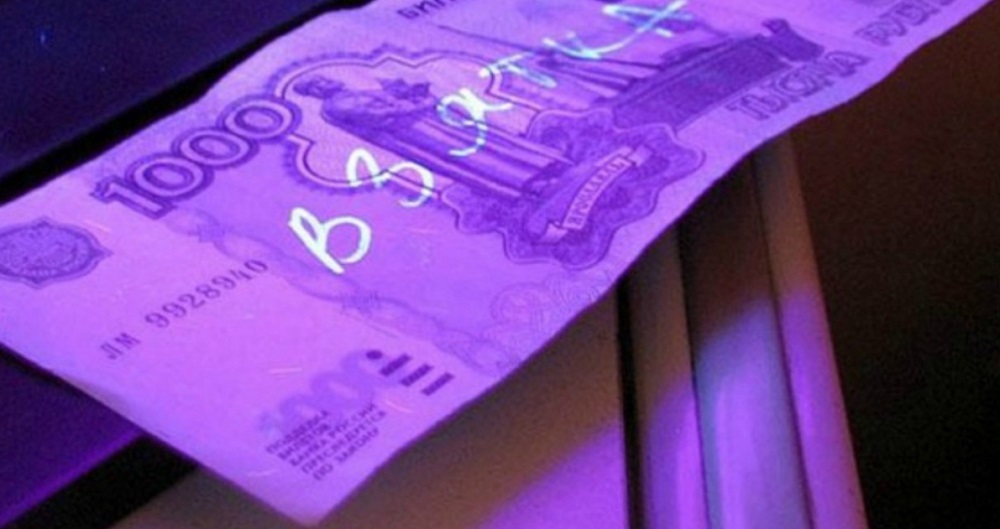 Экс-начальника отдела омской полиции подозревают в получении взяток почти на 2 млн рублей