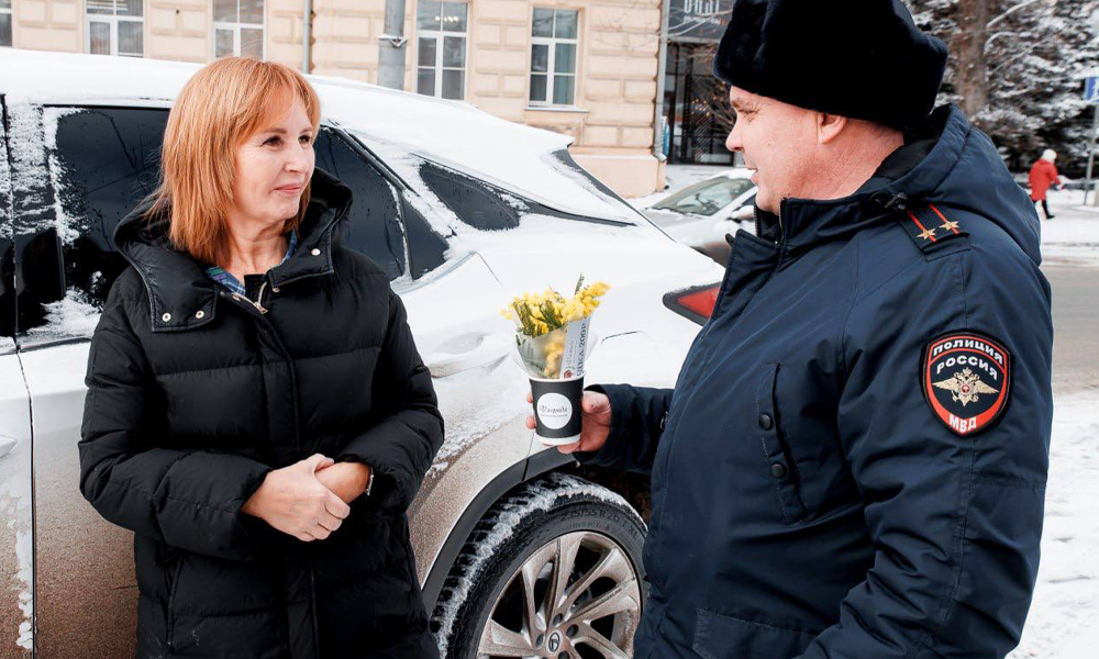 В Омске сотрудники Госавтоинспекции провели рейд в честь Международного женского дня