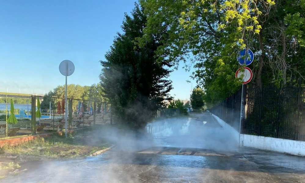 Из-за прорыва трубы дорогу у Центрального пляжа залило кипятком 