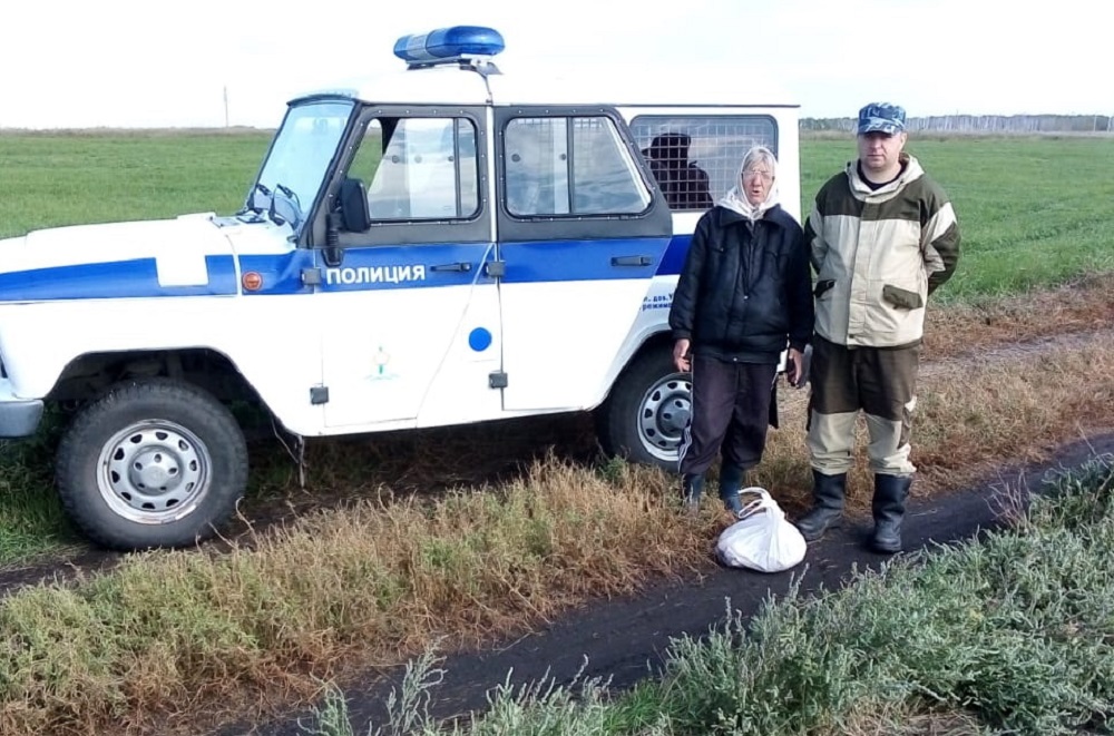 В Тюкалинском районе нашли пенсионерку, которая сутки провела в лесу